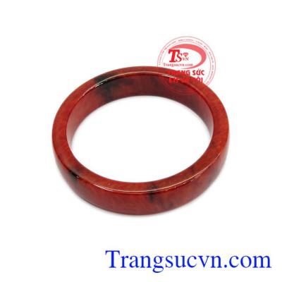 Vòng cẩm thạch huyết quý phái mang lại may mắn tài lộc cho người sử dụng