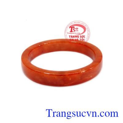 Ngọc cẩm thạch vốn dĩ đã mang trong mình sự cao quý nên trong thời xa xưa vòng ngọc chỉ được sử dụng trong hoàng tộc và vua chúa