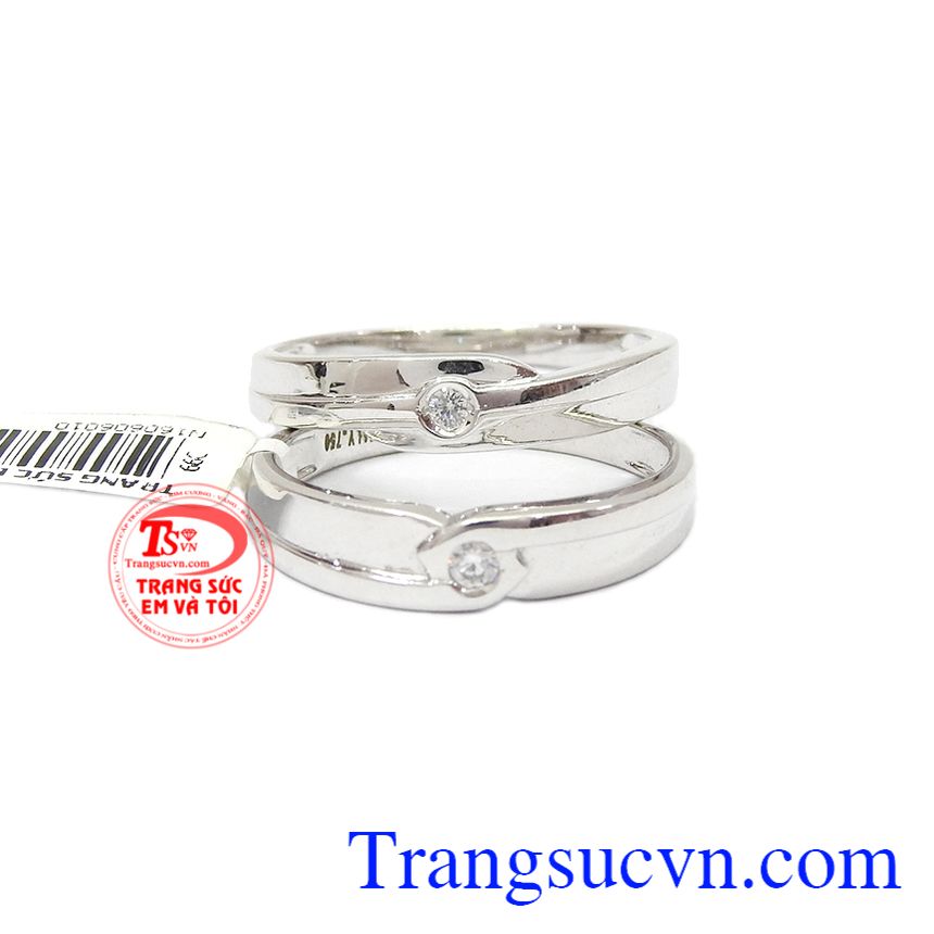 Nhẫn cưới được bảo hành uy tín, giao hàng toàn quốc. Sản phẩm thích hợp với nhiều lứa tuổi,Đôi nhẫn cưới vàng 18k Ialia + kim cương
