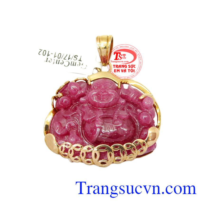 Mặt Phật Di Lặc Ruby thiên nhiên là sản phẩm được chế tác từ Ruby thiên nhiên, chạm khắc hình phật Di Lặc bọc vàng 10k.