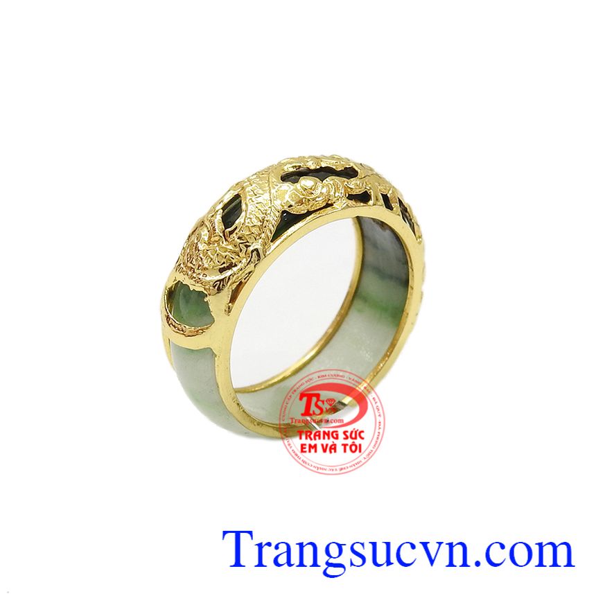 Nhẫn ngọc rồng vàng 10k là sản phẩm được chế tác từ ngọc cẩm thạch bọc rồng vàng 10k tinh tế