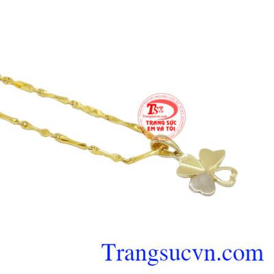 Người ta tin rằng cỏ 4 lá sẽ đem lại nhiều may mắn cho người đeo.