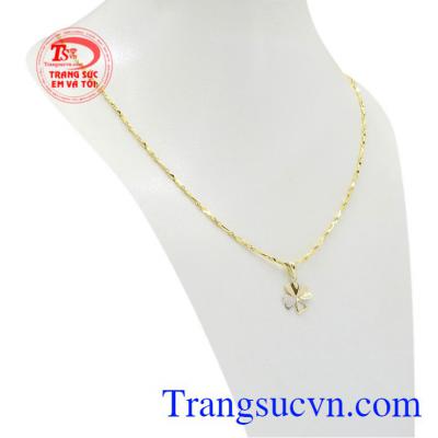 Bộ dây chuyền cỏ may mắn mang lại vẻ xinh xắn, dễ thương cho người đeo. 
