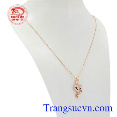 Bộ dây chuyền hồ ly vàng 10k mang lại vẻ kiêu sa, sang trọng cho người đeo. 