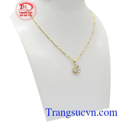 Bộ dây chuyền hoa vàng đẹp với thiết kế cầu kỳ đều hướng đến sự khác biệt và nét duyên cho phái đẹp