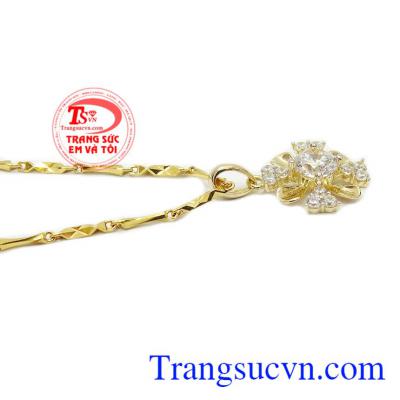 Mặt dây chuyền hoa vàng đẹp là sản phẩm mặt dây vàng tây đẹp được nhiều người yêu thích