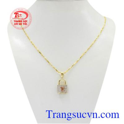 Bộ dây chuyền ổ khóa vàng 10k mang đến vẻ đẹp cho người đeo.