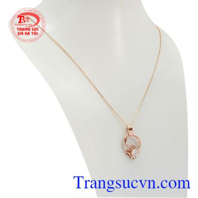 được chế tác tinh tế, chất lượng từ vàng 10k.