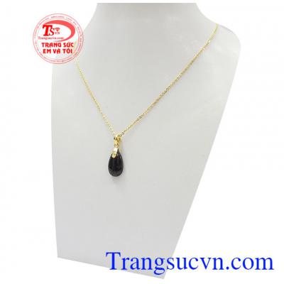 Thạch anh tóc đen thiên nhiên mang đến cảm giác như được bảo vệ, che chở, sự tự tin cho người đeo