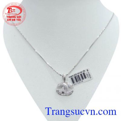 Bộ mặt dây chanel sang trọng sản phẩm có tại công ty trang sức em và tôi.