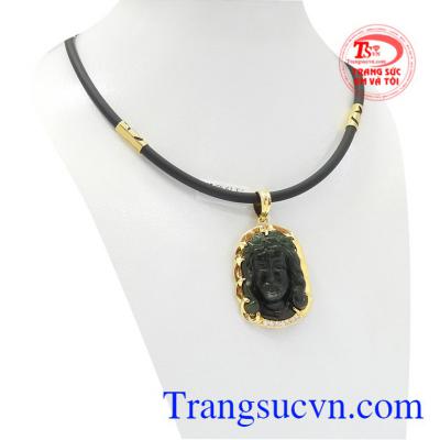 Mặt dây được chế tác từ đá Nephrite thiên nhiên bọc vàng.