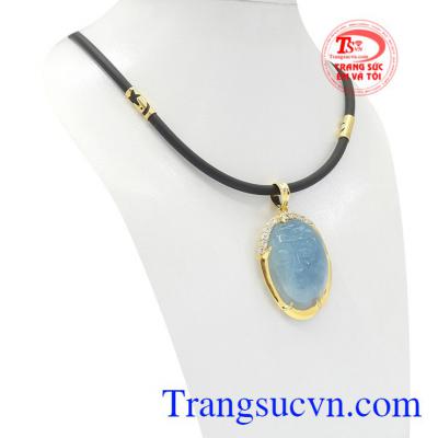Mặt dây được chế tác từ đá Aquamarine thiên nhiên bọc vàng.
