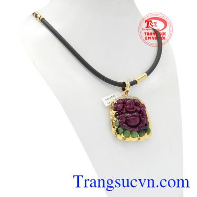 Bộ mặt dây Di Lặc bọc vàng là sự kết hợp giữa mặt dây Di Lặc Ruby bọc vàng và dây cao su bọc vàng.