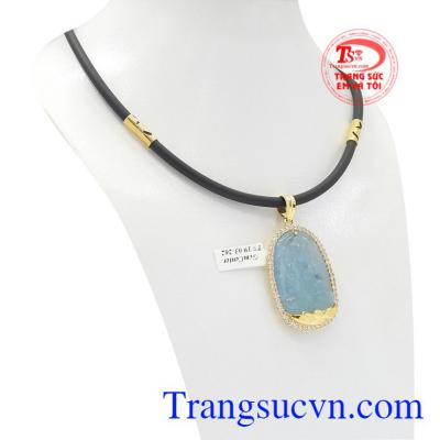 Mặt dây được chế tác từ đá Aquamarine thiên nhiên bọc vàng 14k.