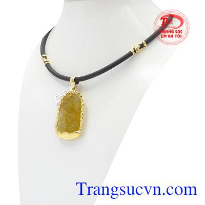 làm tôn vẻ sang trọng cho người đeo.