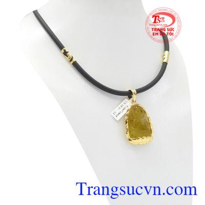 Mặt dây được chạm khắc hình vị phật Như Lai Đại Nhật.