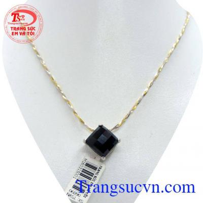 Bộ sản phẩm mặt dây đá đen đẹp phù hợp với những người mệnh Thủy và Mộc, xinh xắn, đẹp mắt. 