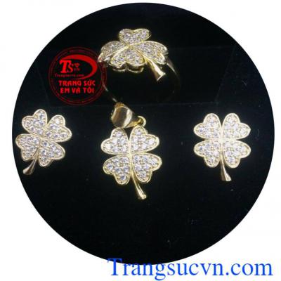 Bộ trang sức cổ bốn lá là món quà ý nghĩa dành cho người thương vào những dịp đặc biệt. Bộ trang sức cổ bốn lá xinh xắn.