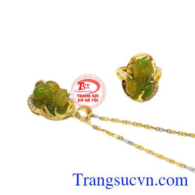 Sản phẩm là bộ ba kết hợp giữa dây chuyền, nhẫn và mặt dây tỳ hưu bọc vàng bền đẹp, sang trọng và quý phái,Bộ trang sức tỳ hưu 14k phú quý