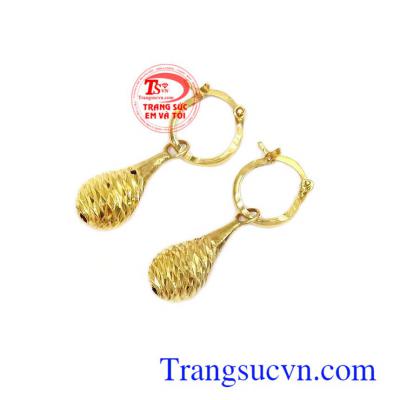 Bạn gái có khuôn mặt tròn thì nên chọn những mẫu hoa tai dáng dài thanh mảnh, khi đó khuôn mặt sẽ có đường nét mà thanh thoát hơn