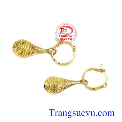 Với những có gái có khuôn mặt dài bạn nên chọn hoa tai dáng ngắn và có kích thước to một chút sẽ giúp khuôn mặt đầy đặn hơn Bông tai quý cô thanh lịch