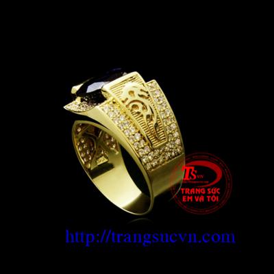 Chiếc nhẫn saphir đen sẫm với cùng một chiếc nhẫn nam saphir thiên nhiên, với màu đen lịch lãm vàng tây đẹp