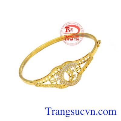 Chiếc vòng Chanel vàng với kiểu dáng trẻ trung thu hút mang đến vẻ đẹp sang trọng, thanh lịch
