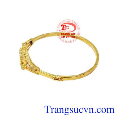 Chiếc vòng Chanel vàng