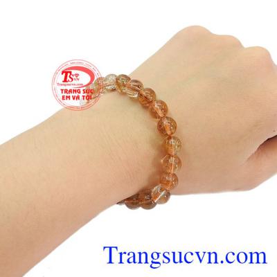 Thạch anh tóc thiên nhiên hợp phong thủy, thích hợp với nhiều trang phục.