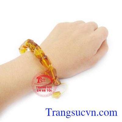 Đá amber hay đá hổ phách  phù hợp với người mệnh thổ và mệnh kim