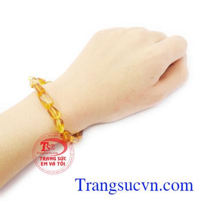 Đá Amber khi được đeo sát vào cơ thể sẽ được cơ thể làm ấm lên và do đó có khả năng tiết ra axit nói trên để chữa bệnh cho cơ thể