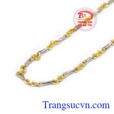 Dây chuyền có thể kết hợp thêm mặt dây để tăng thêm sự nổi bật cho sản phẩm. Dây chuyền Italy 3 màu may mắn