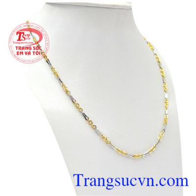 Sản phẩm kết hợp vàng màu trắng, vàng màu mang lại vẻ đẹp thời trang và sự may mắn cho người đeo. Dây chuyền Italy 3 màu may mắn
