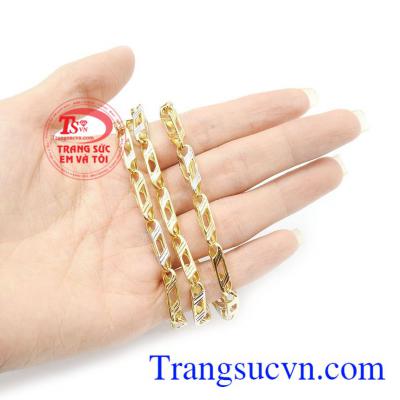 Dây chuyền đa dạng mẫu dây vàng và kiểu phù hợp mọi lứa luổi có thể đeo làm tôn lê sự tinh tế và lịch lãm cho bản thân.