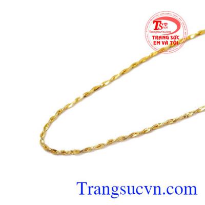 Dây chuyền vàng có thể kết hợp với mặt dây để tạo thêm điểm nhấn.