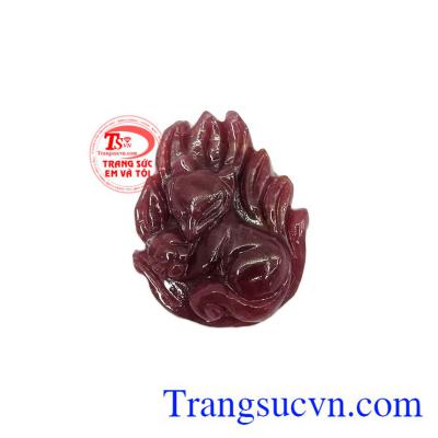 Hồ ly Ruby ôm hoa được chạm khắc đẹp và tinh tế mang đến cho người dùng một sản phẩm hoàn hảo.