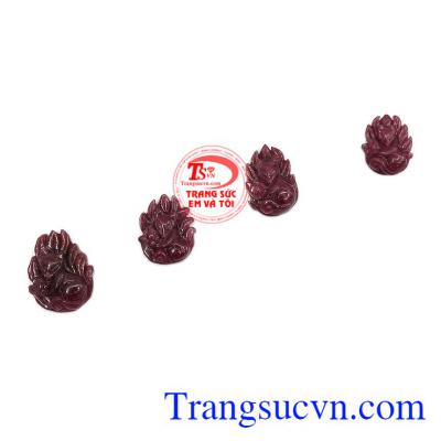 Hồ ly Ruby ôm hoa