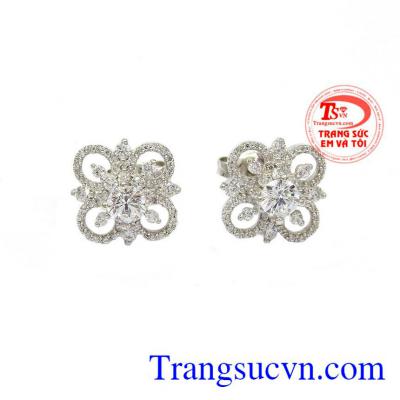 Hoa tai vàng trắng kim cương 18k được thiết kế đẹp mang đến vẻ đẹp sang trọng, thanh lịch cho người đeo.