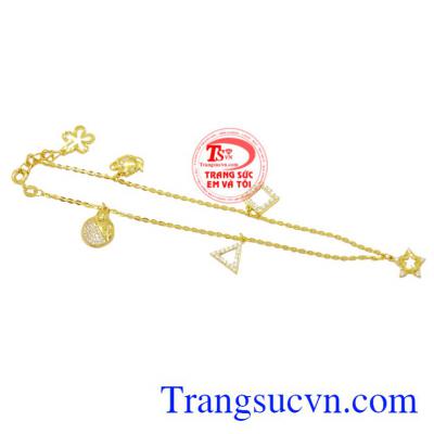 Lắc chân cá tính vàng 10k tạo điểm nhấn cho đôi chân của người phụ nữ.