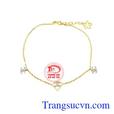 Lắc chân Chanel đẹp là sản phẩm được chế tác từ vàng 10k, với đường nét tinh xảo, bền đẹp.