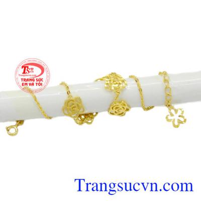 Sản phẩm có thể kết hợp với nhiều trang phục khác nhau.