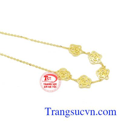 Lắc chân hoa hồng làm tôn lên vẻ đẹp nữ tính, dịu dàng cho người đeo.