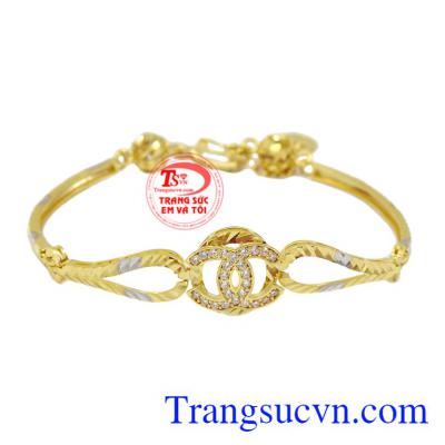 Lắc tay Chanel vàng 10k là sản phẩm được thiết kế tinh xảo, tỉ mỉ từ vàng 10k.