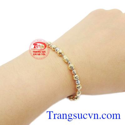 Sản phẩm kết hợp vàng màu, vàng trắng và vàng hồng giúp sản phẩm trở nên năng động hơn.