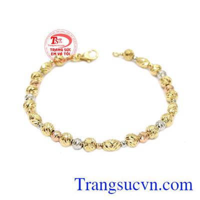 Lắc tay nữ 18k độc đáo được nhập khẩu từ Italy mang đến một sản phẩm vô cùng đẹp mắt.