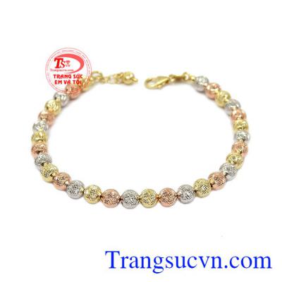 Lắc tay nữ 18k tinh tế được nhập khẩu từ Italy với những đường nét vô cùng tinh tế. 