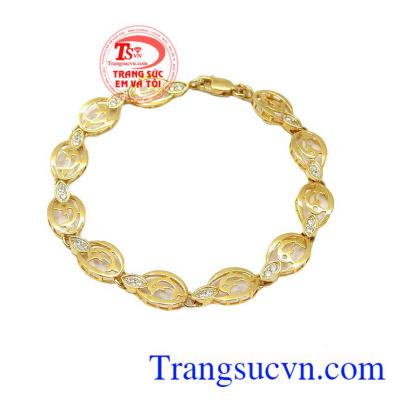 Lắc tay nữ vàng là sản phẩm trang sức xinh xắn được các bạn nữ yêu thích, sản phẩm được thiết kế hình cá heo đẹp