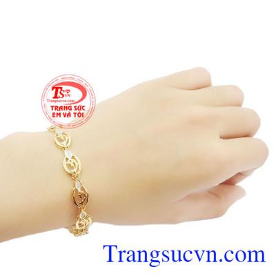 Lắc tay nữ vàng là sản phẩm trang sức xinh xắn được các bạn nữ yêu thích, sản phẩm được thiết kế hình cá heo đẹp