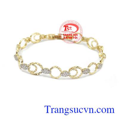 Lắc tay vàng nữ mắt kết là sản phẩm được chế tác tinh xảo kết hợp với đá lấp lánh. Lắc tay vàng nữ mắt kết được các bạn nữ yêu thích