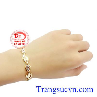 Lắc Vàng Tây 10k Cho Nữ Đẹp chế tác tinh xảo tạo nên một sản phẩm nữ trang hiện đại và trẻ trung giúp cho bạn gái thêm phần nữ tính và xinh đẹp